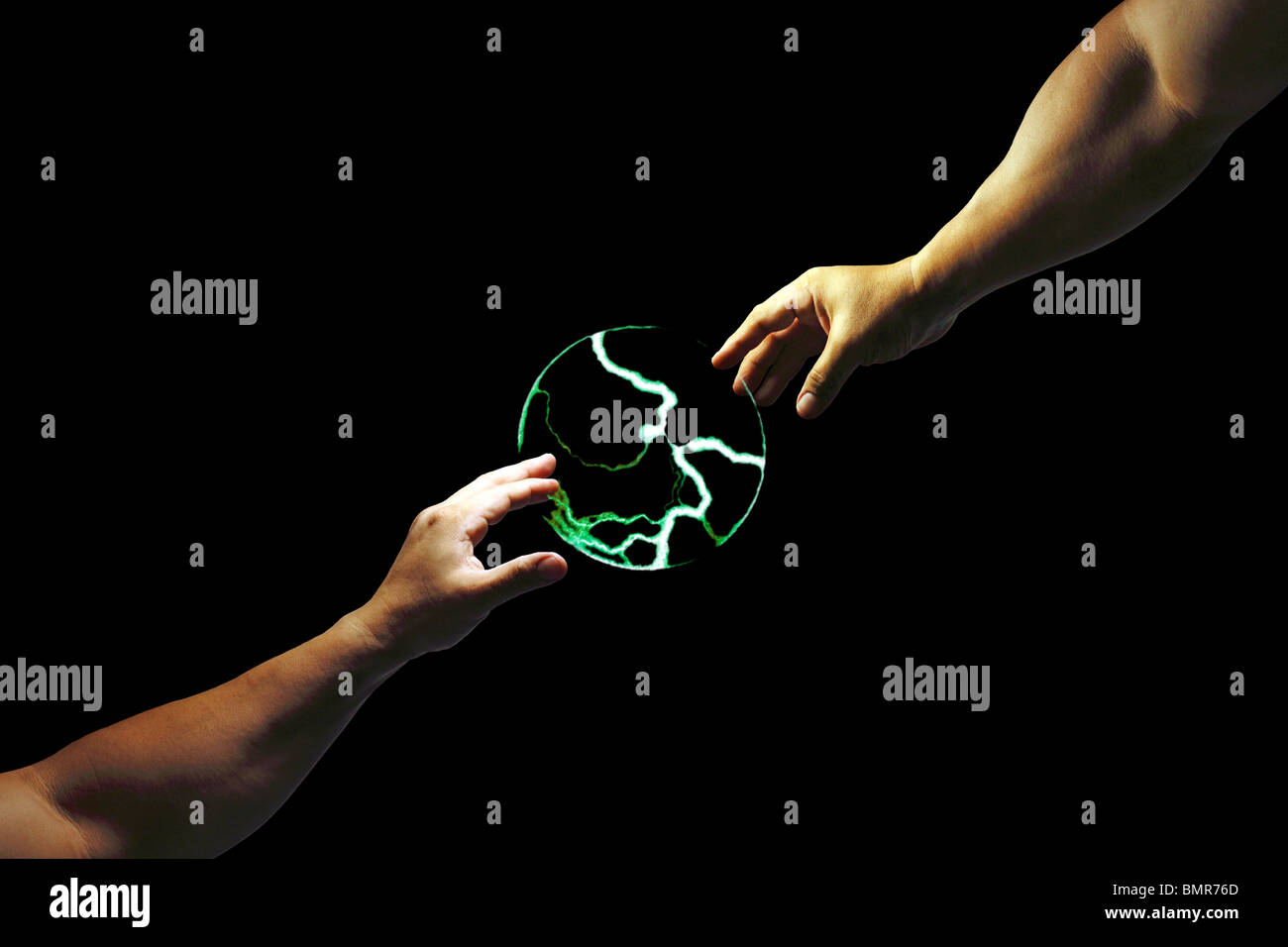 Outreach elettrico di due mani per intervento divino concetto. Foto Stock