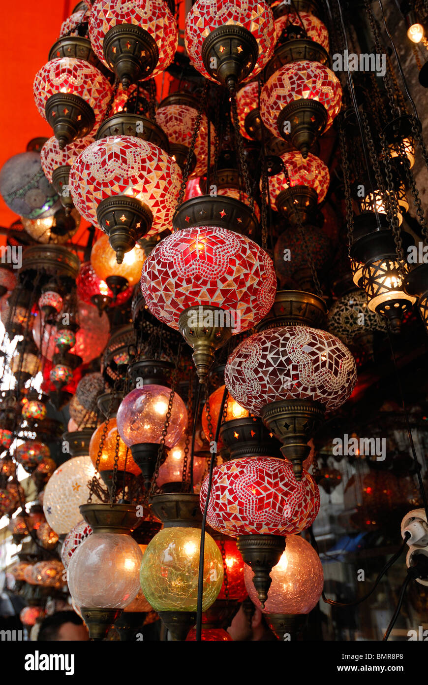 Lampada turca o marocchina lanterna, stile orientale, lampade decorative in  un negozio, in un villaggio globale, Dubai, Emirati Arabi Uniti Foto stock  - Alamy