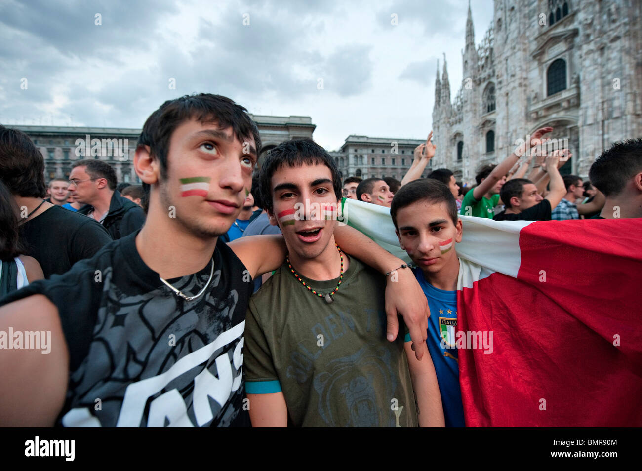 Il calcio italiano fan indossando l'Italia colori nella Piazza del Duomo di Milano Foto Stock