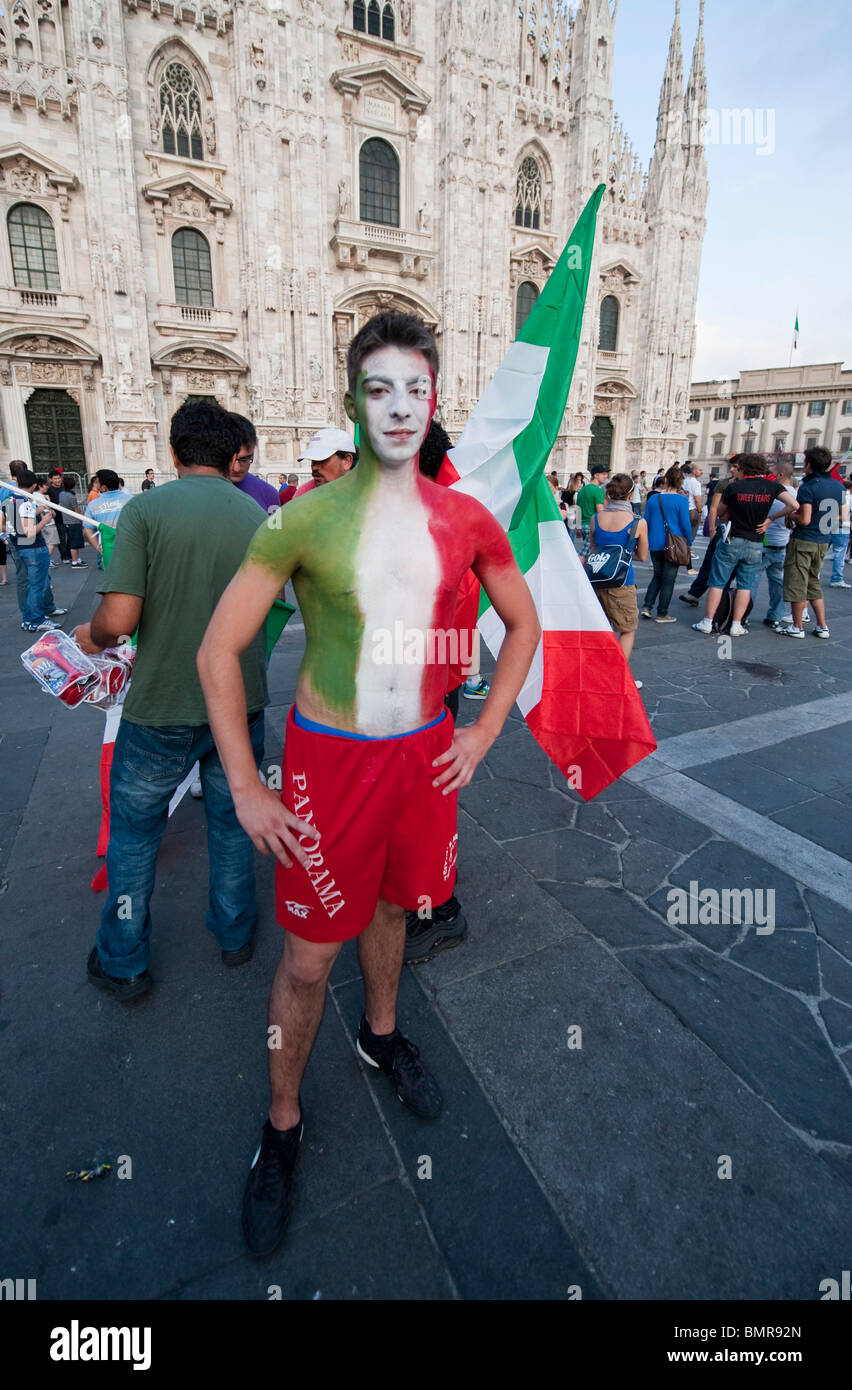 Un taliana tifoso mostra il suo petto dipinto in Italia di colori nella Piazza del Duomo di Milano Foto Stock