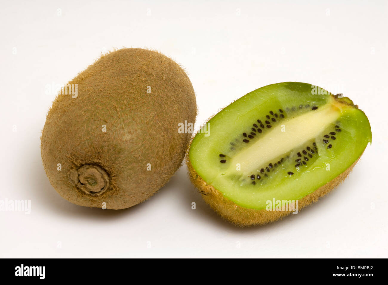 Tutta la metà e kiwi. Foto Stock