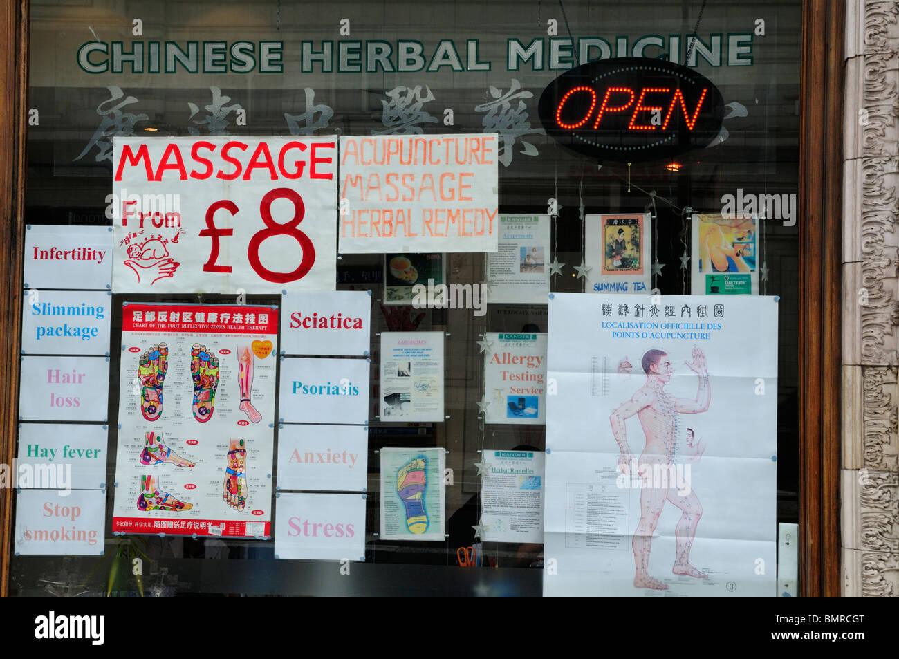 Chinese Medicine a base di erbe vetrina, Strand, Londra, Inghilterra, Regno Unito Foto Stock