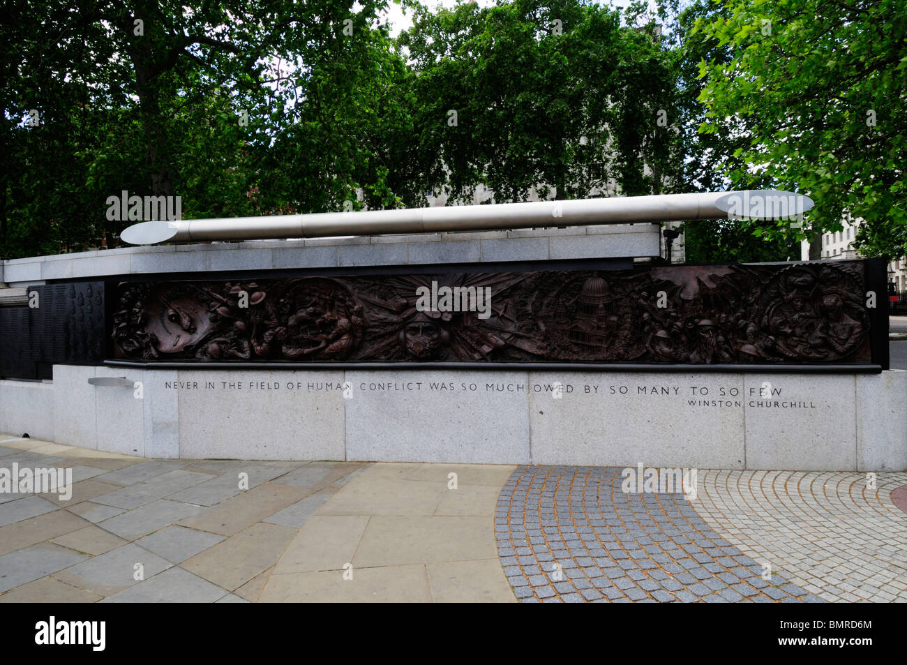 Il Memoriale della Seconda Guerra Mondiale la scultura in rilievo con la citazione di Sir Winston Churchill, Victoria Embankment, London, England, Regno Unito Foto Stock