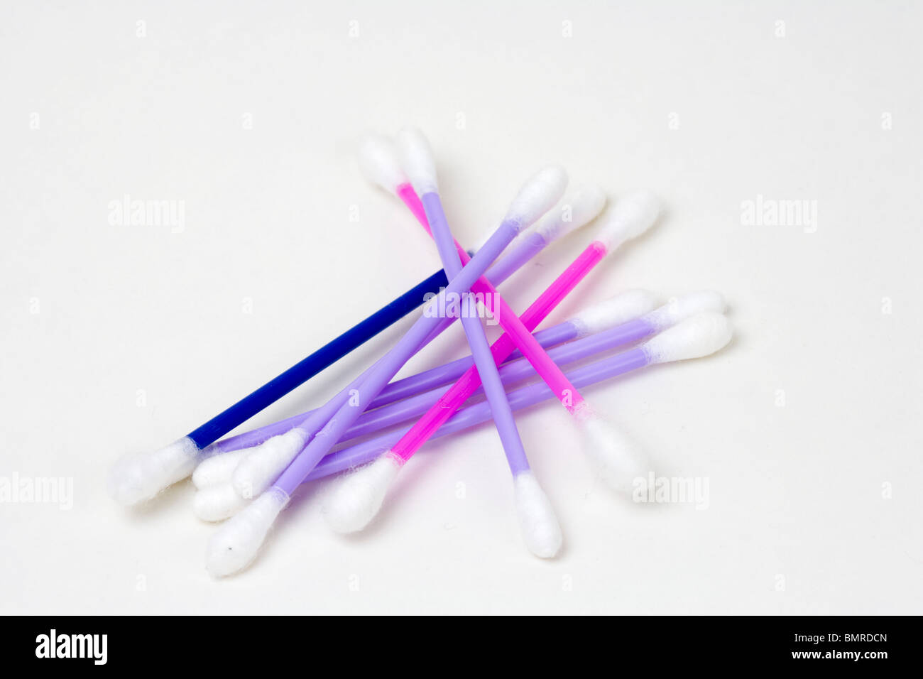 Blu, rosa, lilla batuffoli di cotone su sfondo bianco Foto Stock