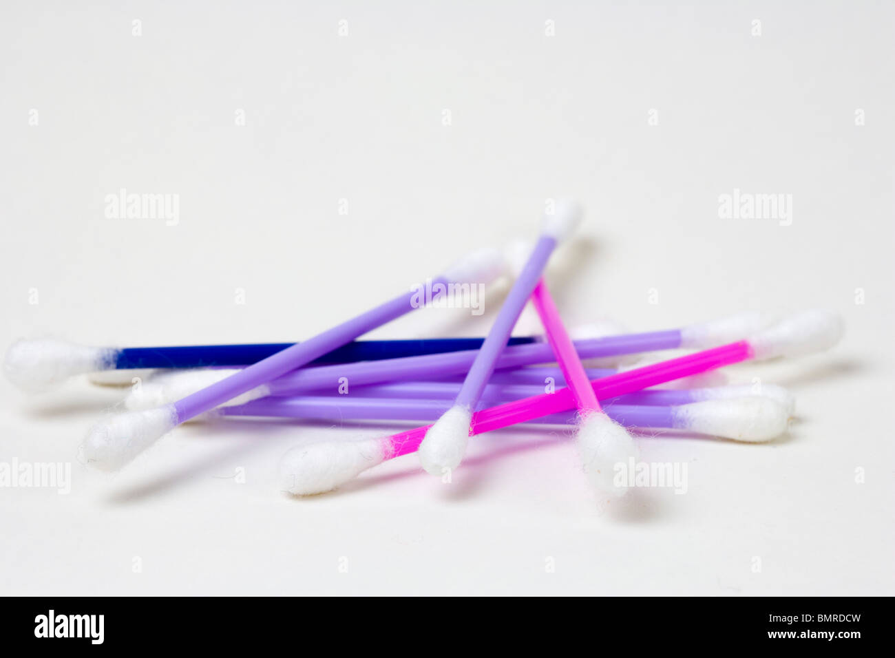 Blu, rosa, lilla batuffoli di cotone su sfondo bianco Foto Stock