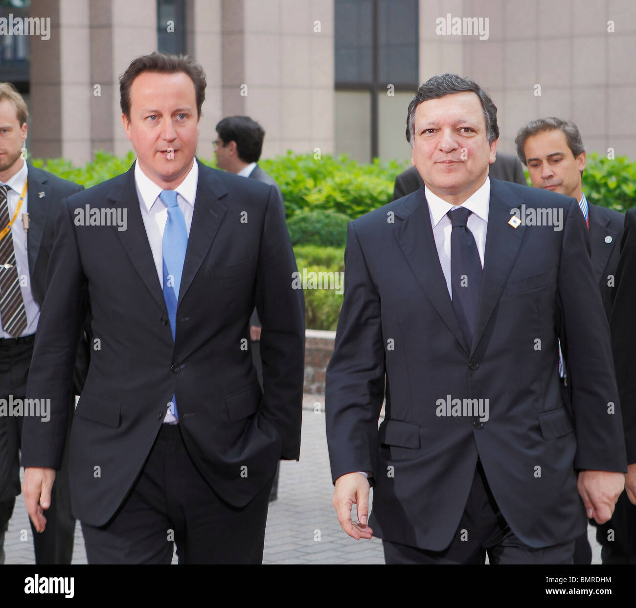 Il primo ministro del Regno Unito David Cameron che arrivano al Consiglio dei ministri europei a Bruxelles il 17 giugno 2010 wit Foto Stock