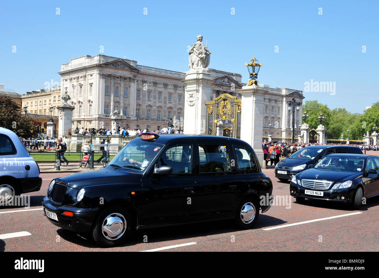 Londra taxi, taxi nero passando vicino a Buckingham Palace di Londra Foto Stock