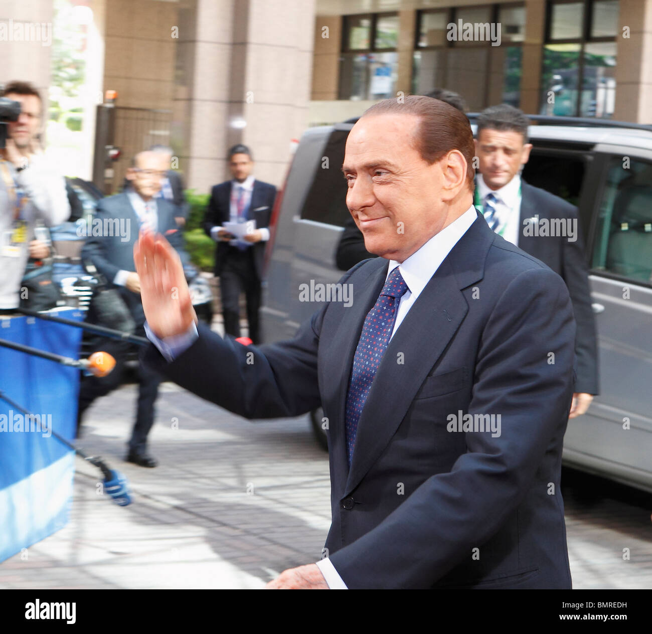 Il Primo Ministro italiano Silvio Berlusconi arrivando al Consiglio dei ministri europei a Bruxelles il 17 giugno 2010 Foto Stock