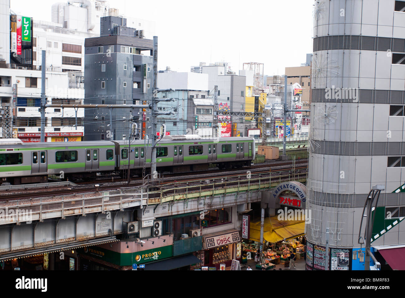 Linea Yamanote a Ueno, Tokyo Foto Stock