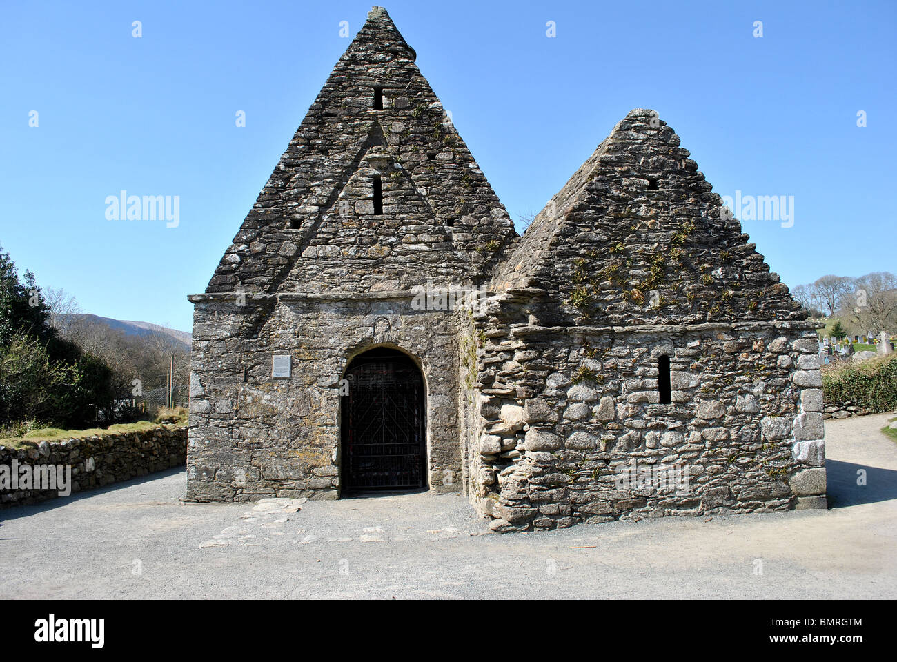 Antica chiesa di glendalough una attrazione turistica Foto Stock
