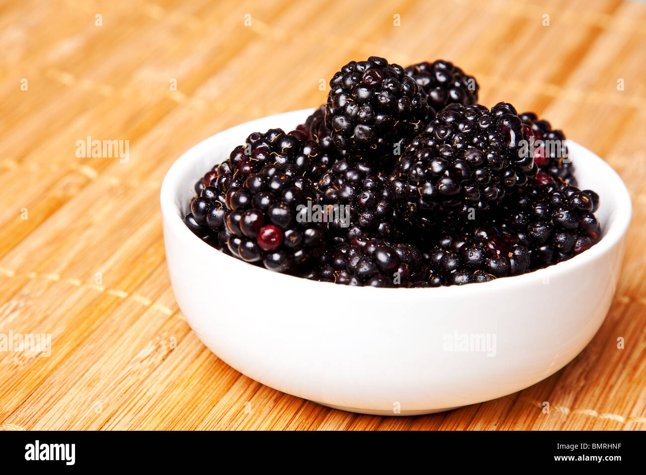 More isolato su una stuoia di bambù sfondo Foto Stock