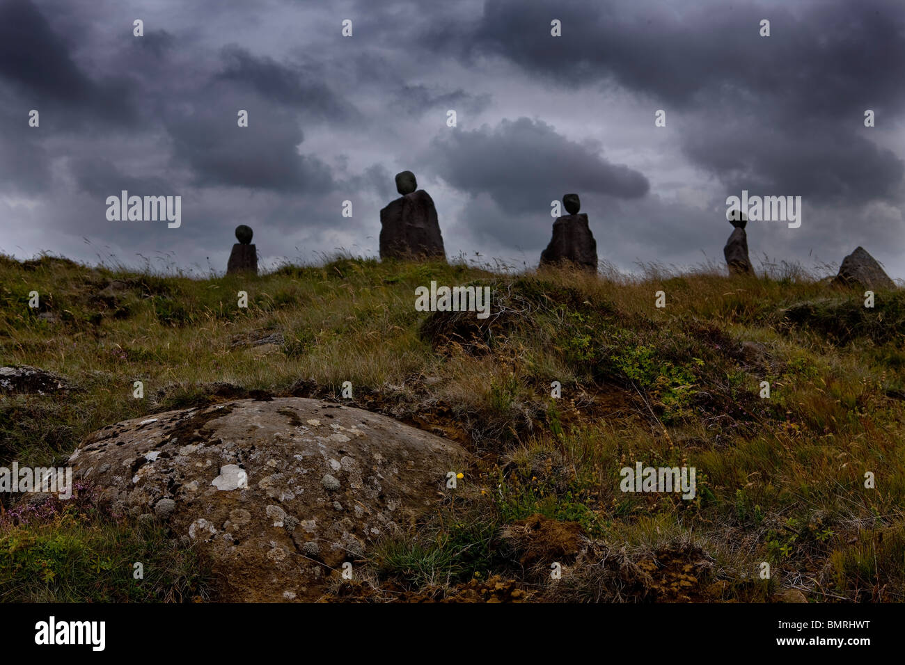 Le sculture in pietra vicino all'Aeroporto Internazionale di Keflavik sulla penisola di Reykjanes, è un drammatico lunare di lava di tipo orizzontale. Foto Stock