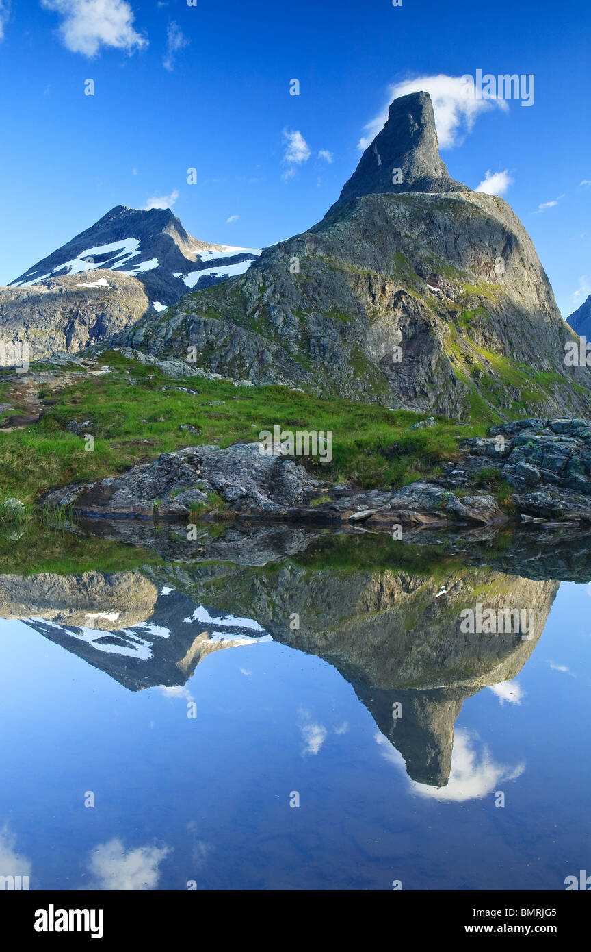 La montagna Romsdalshorn, 1550 m, che si riflette in un piccolo lago nella valle Romsdalen, Rauma kommune, Møre og Romsdal, Norvegia. Foto Stock