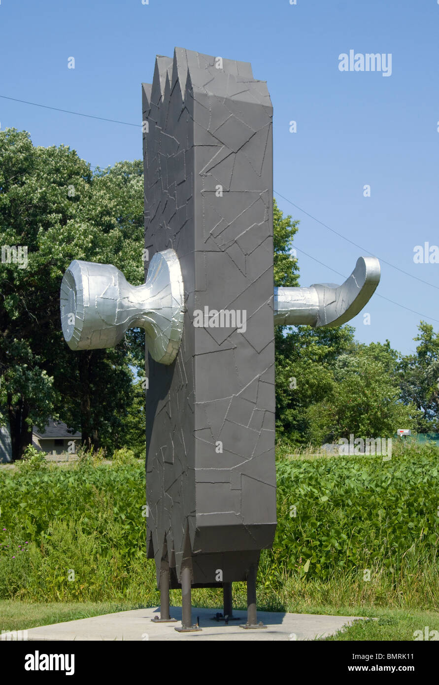 Le sculture metalliche uniche di Ken Nyberg a Vining, Minnesota, uniscono fantasia e abilità, creando un'arte memorabile a bordo strada che cattura il fascino e la creatività locali Foto Stock