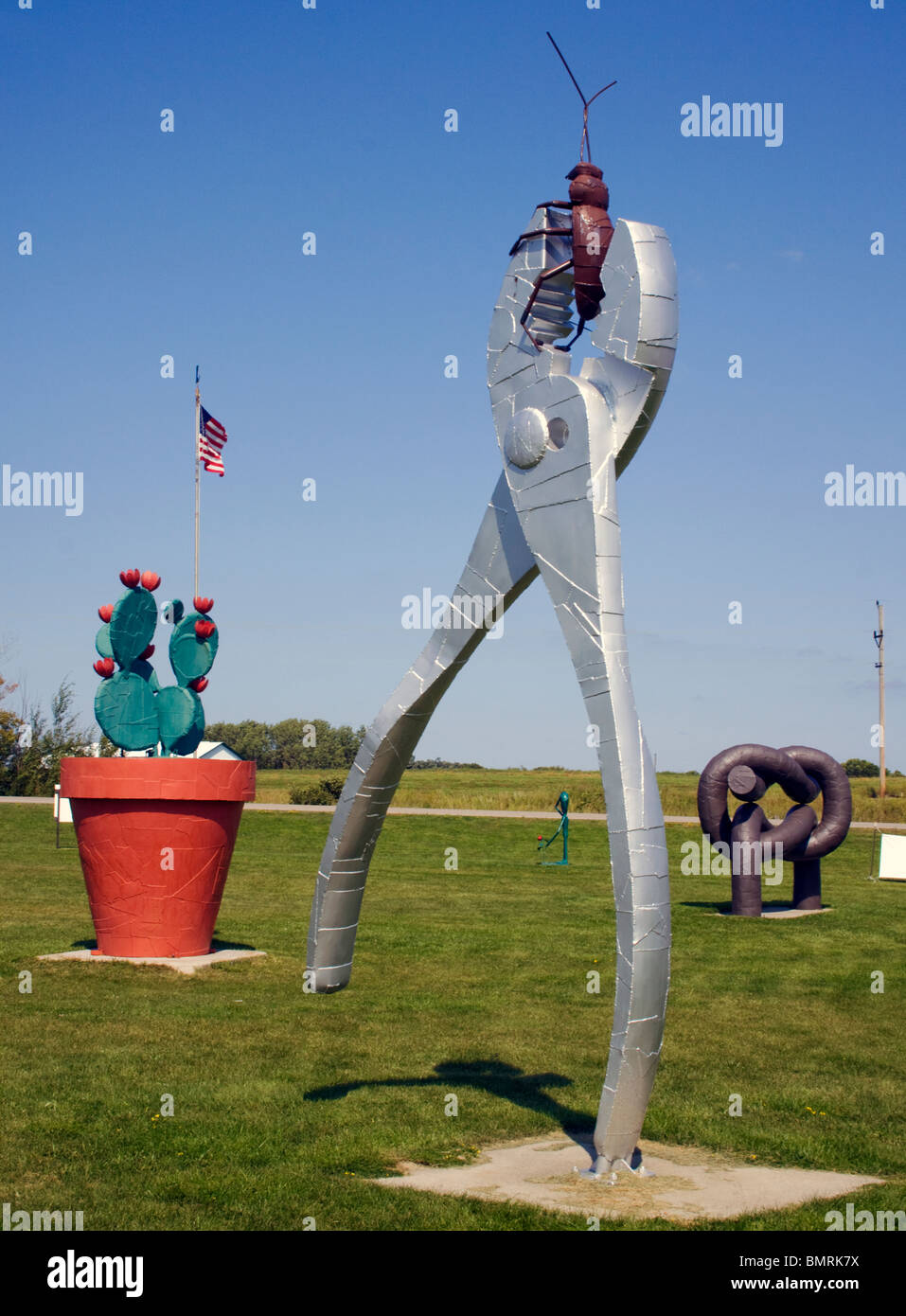 Le sculture metalliche uniche di Ken Nyberg a Vining, Minnesota, uniscono fantasia e abilità, creando un'arte memorabile a bordo strada che cattura il fascino e la creatività locali Foto Stock