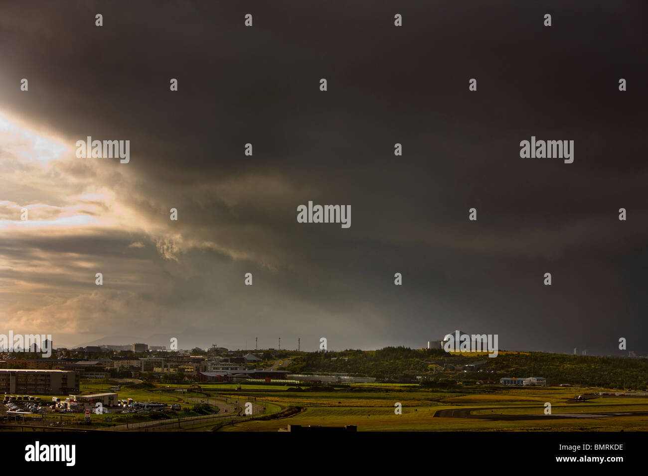 L'Islanda, Reykjavik con il suo argenteo cupole di vetro il Perlan è Reykjavík più riconoscibile punto di riferimento. Foto Stock