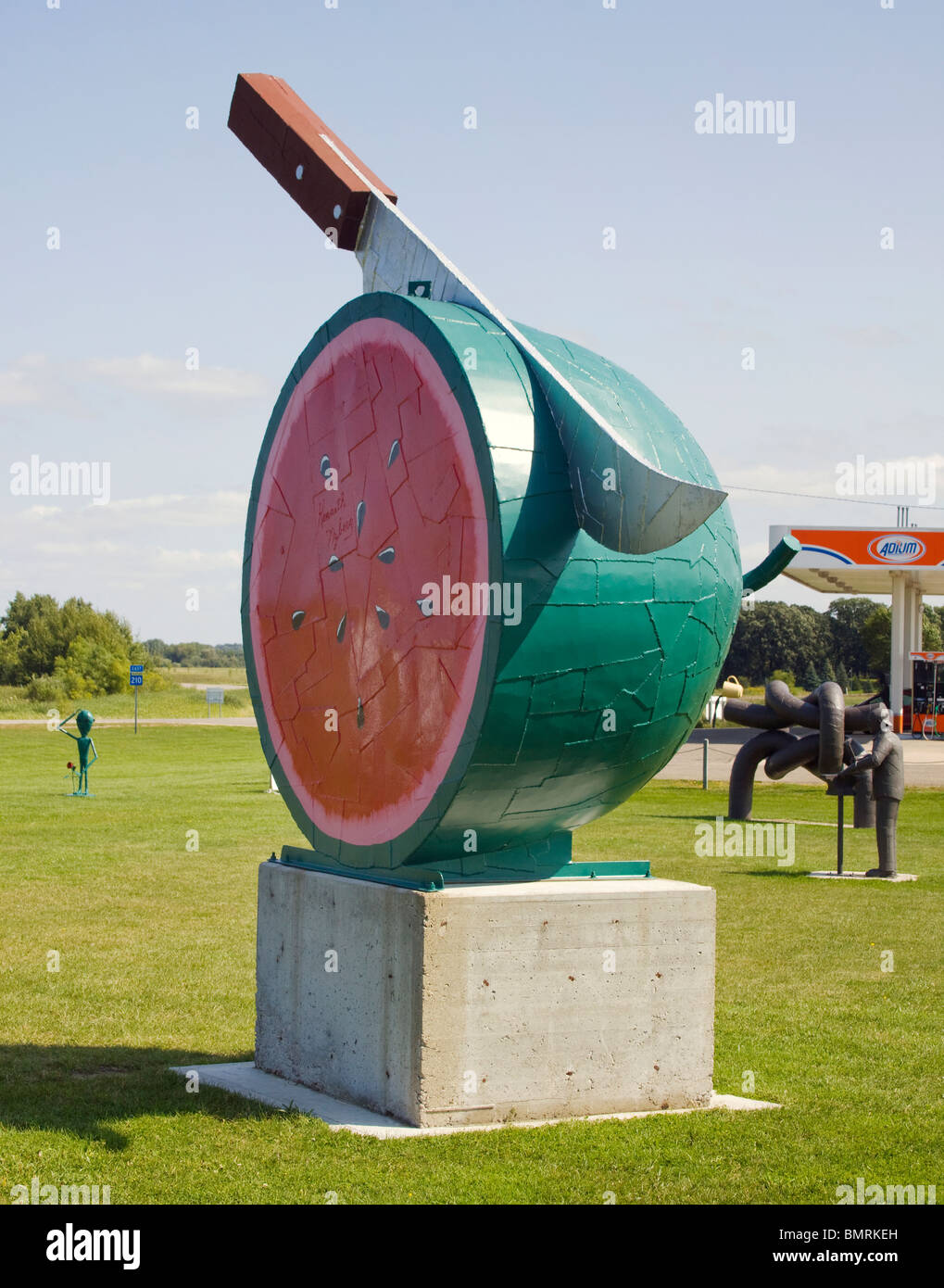 Le sculture metalliche uniche di Ken Nyberg a Vining, Minnesota, uniscono fantasia e abilità, creando un'arte memorabile a bordo strada che cattura il fascino e la creatività locali Foto Stock
