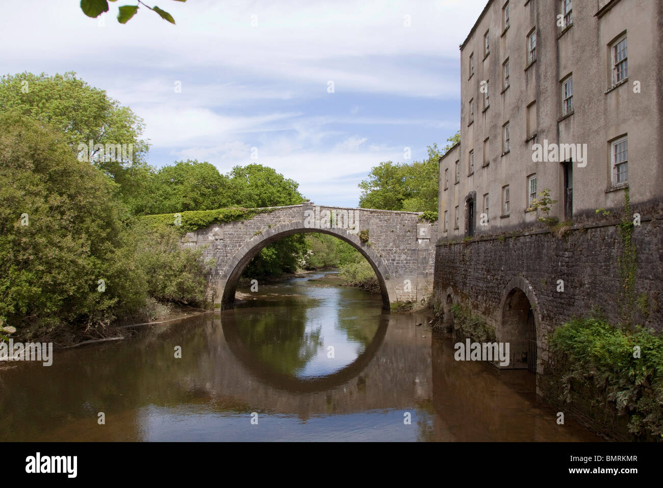 Blackpool il mulino e il ponte sul Cleddau Orientale, Pembrokeshire Wales UK. 104770 orizzontale Blackpool Mill Foto Stock