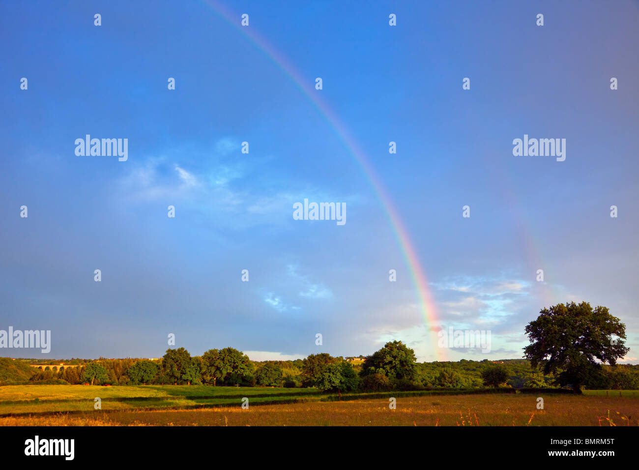 Rainbow su Auvergne paesaggio Foto Stock
