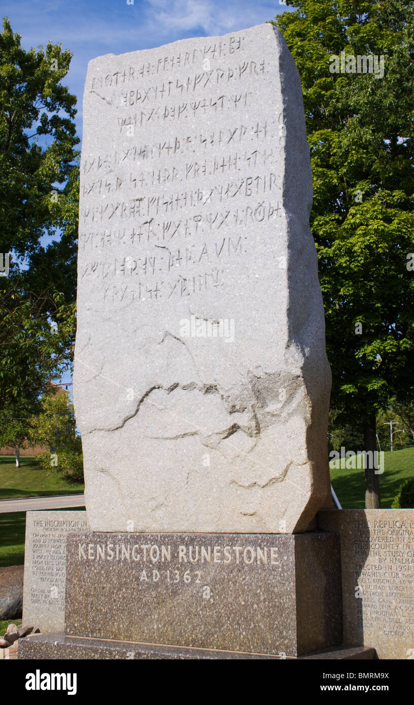 La pietra runica di Kensington ad Alexandria, Minnesota, scatena intrighi con le sue misteriose iscrizioni vichinghe, che mescolano storia locale e leggenda nel Midwest Foto Stock