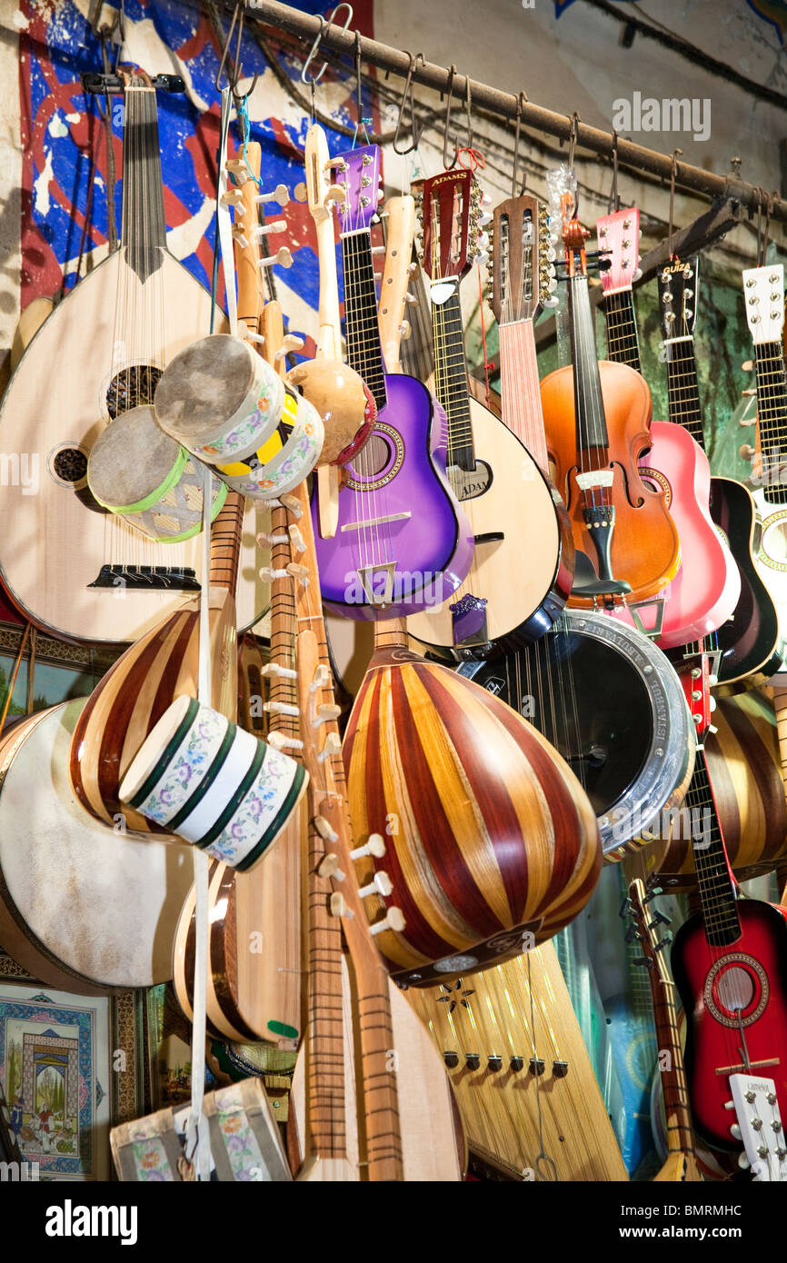 Strumenti musicali per la vendita nel Grand Bazaar, Istanbul, Turchia Foto Stock