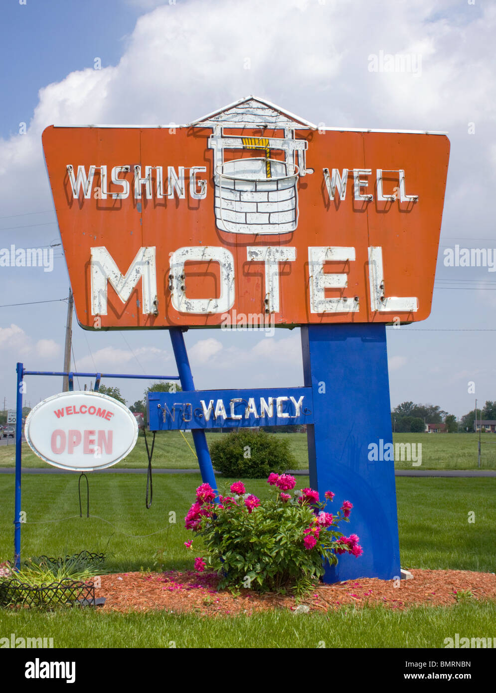 L'insegna retro Wishing Well Motel di Greenwood, Indiana, evoca la classica cucina americana e la nostalgia dei viaggi della metà del secolo. Foto Stock