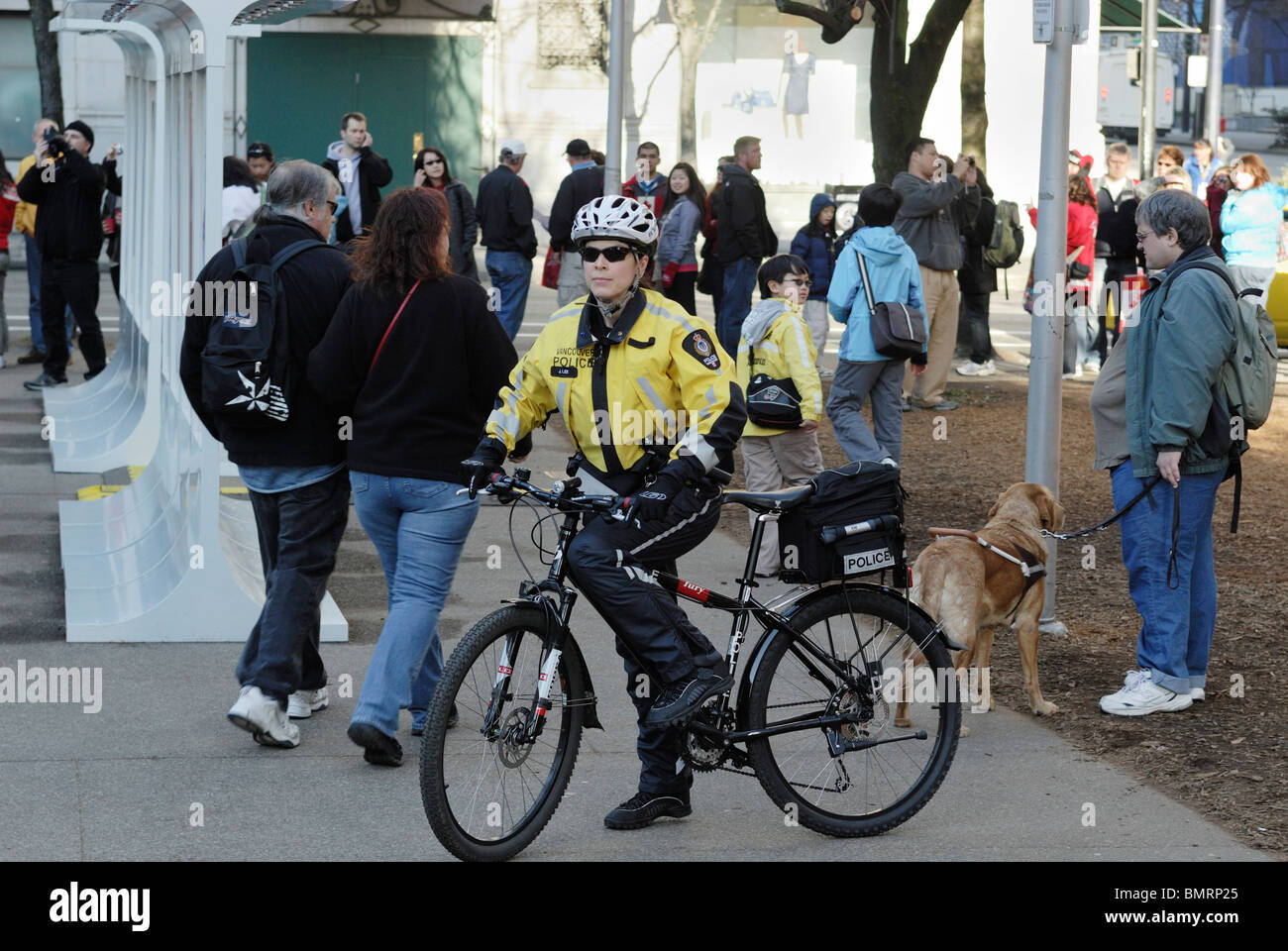 La città di Vancouver poliziotta pattugliano le strade del centro cittadino di Vancouver sulla sua bicicletta. Foto Stock