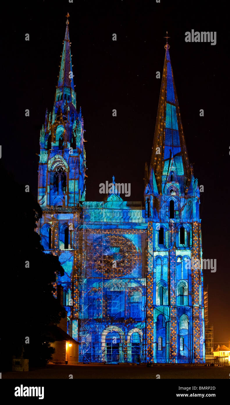 La cattedrale di Chartres di notte durante la lunga estate light show, Francia Foto Stock