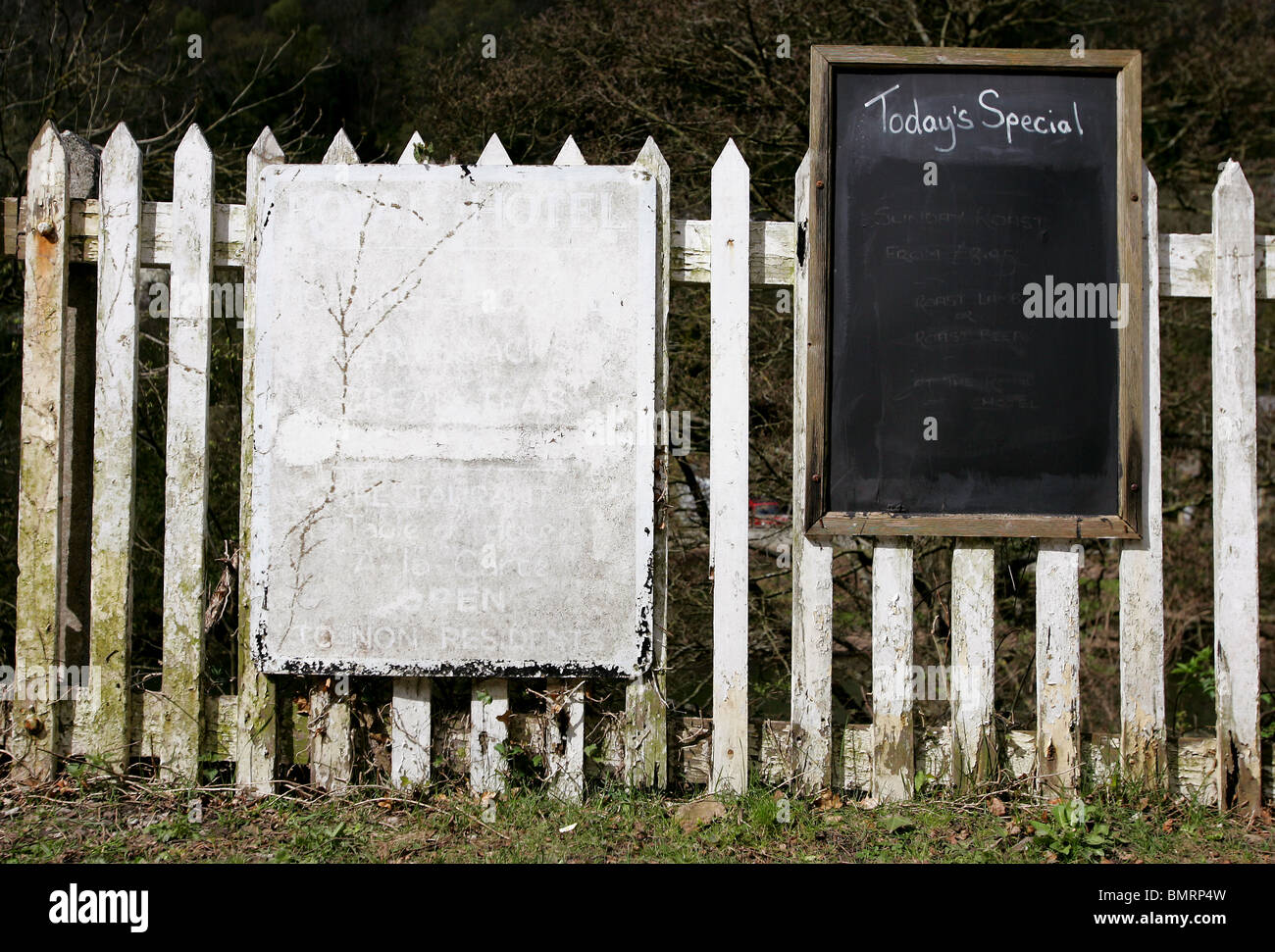 Blackboard sbiadito e firmare in un recinto Foto Stock