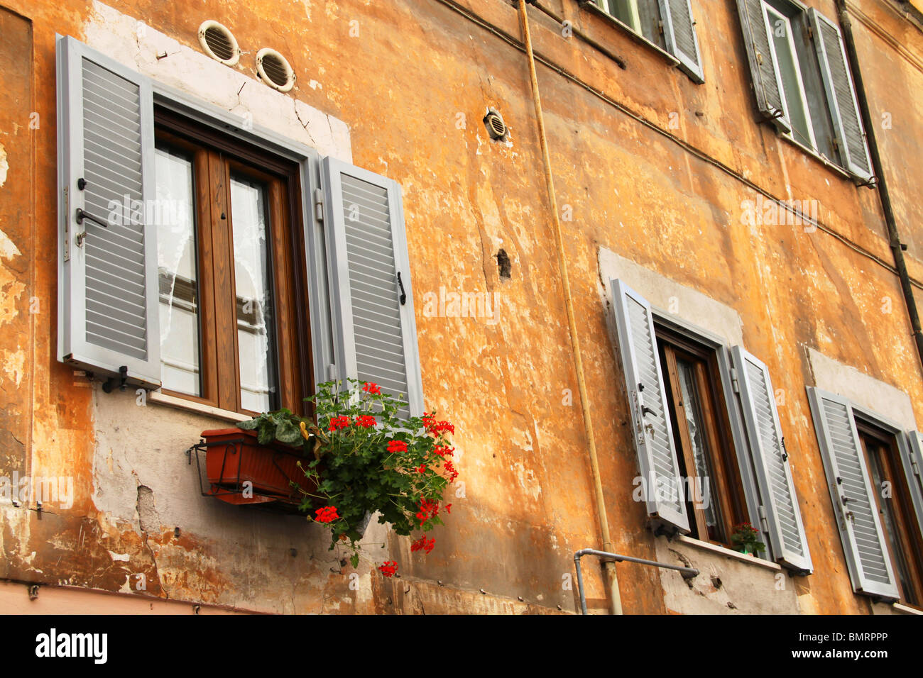 Edificio tradizionale con persiane, Roma, Italia Foto Stock