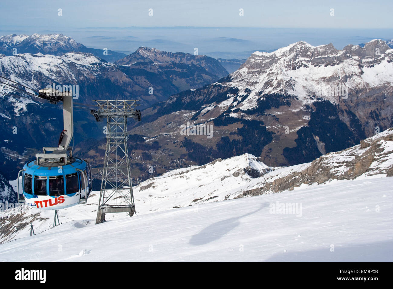 Titlis cavo rotante cabina che si muove in alto sulle montagne panorama, Engelberg, Obvaldo, Svizzera, Europa Foto Stock