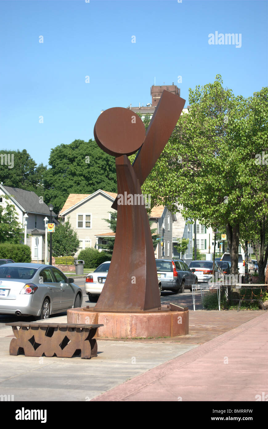 Street scultura in acciaio e panca su University Ave in Rochester NY Foto Stock