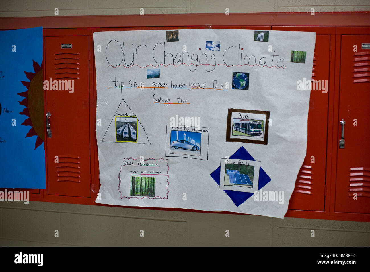 Poster sul cambiamento climatico visualizzato nel corridoio a Kealing Middle School di Austin, Texas, Stati Uniti d'America Foto Stock