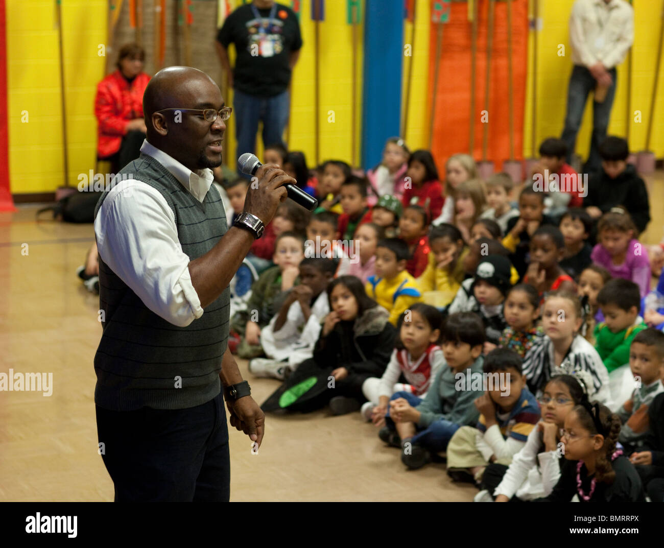 Gli studenti delle elementari di terza elementare ascoltano l'autore per bambini Derrick Barnes, autore di "Ruby and the Booker Boys". Foto Stock