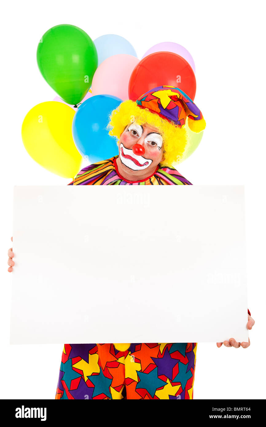 Triste clown tenendo premuto segno vuoto, pronto per il tuo testo. Isolato. Foto Stock