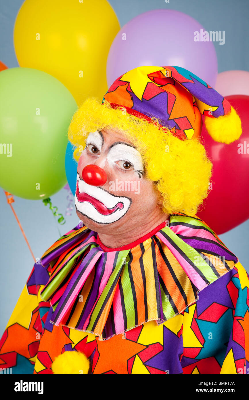 Ritratto di coloratissimi clown facendo una faccina triste. Foto Stock