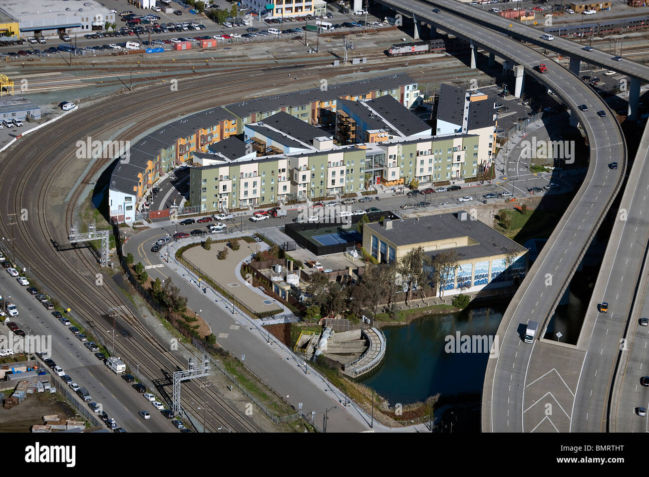 Vista aerea sopra complesso di appartamenti costruito tra CalTrain linea ferroviaria interstatale 280 giù dalla rampa di San Francisco Foto Stock