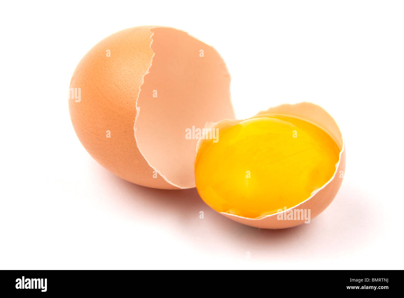 Uovo rotto con tuorlo d'uovo, isolato su sfondo bianco Foto Stock