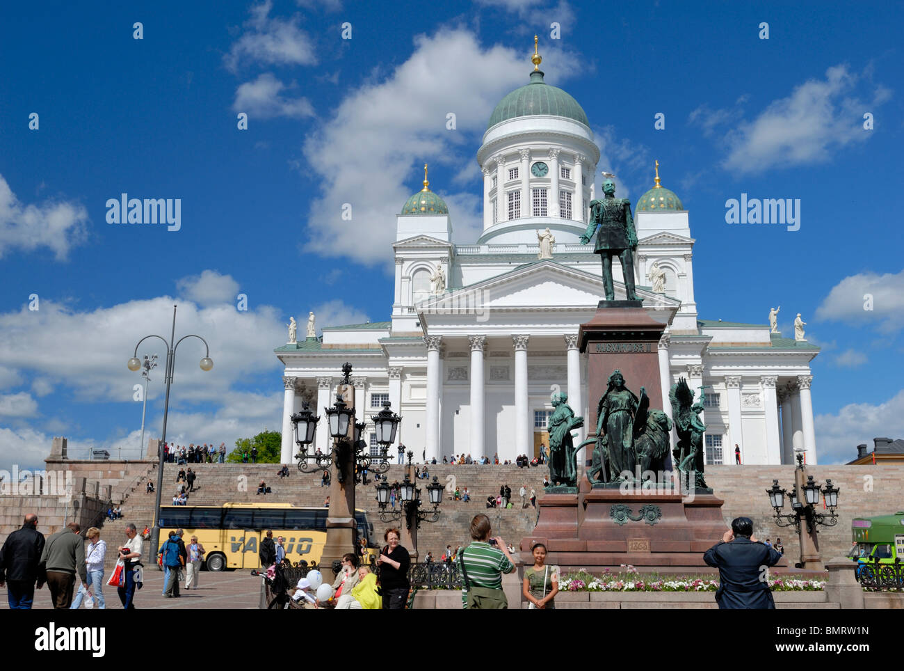 I turisti sono Scattare foto nella parte anteriore di Helsinki i siti presso la Piazza del Senato. Senaatintori, la Piazza del Senato, Helsinki, .... Foto Stock