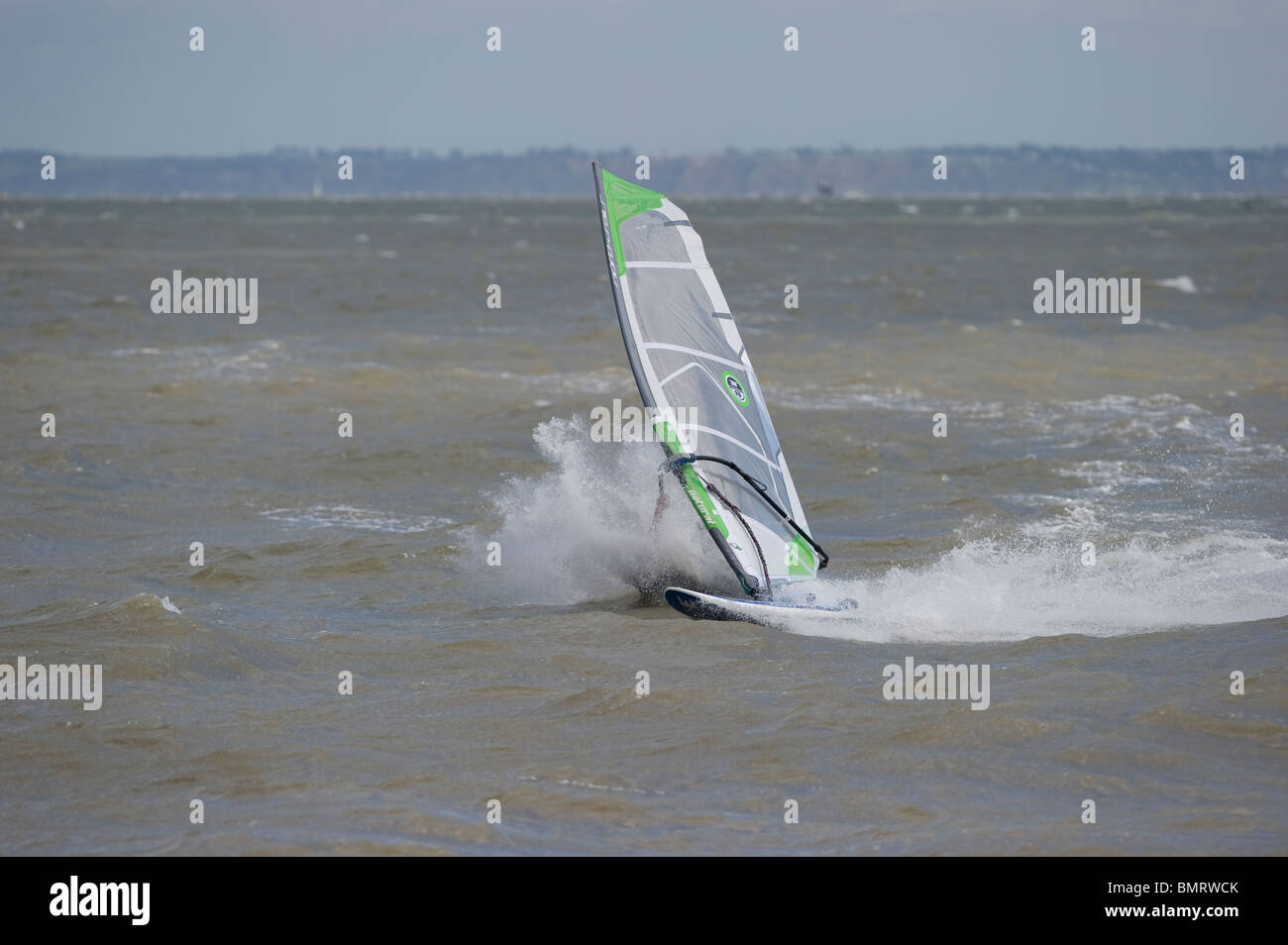 Windsurf a East Beach, Shoeburyness, Essex, Regno Unito. Si tratta di un popolare sito per windsurf e kitesurf. Foto Stock