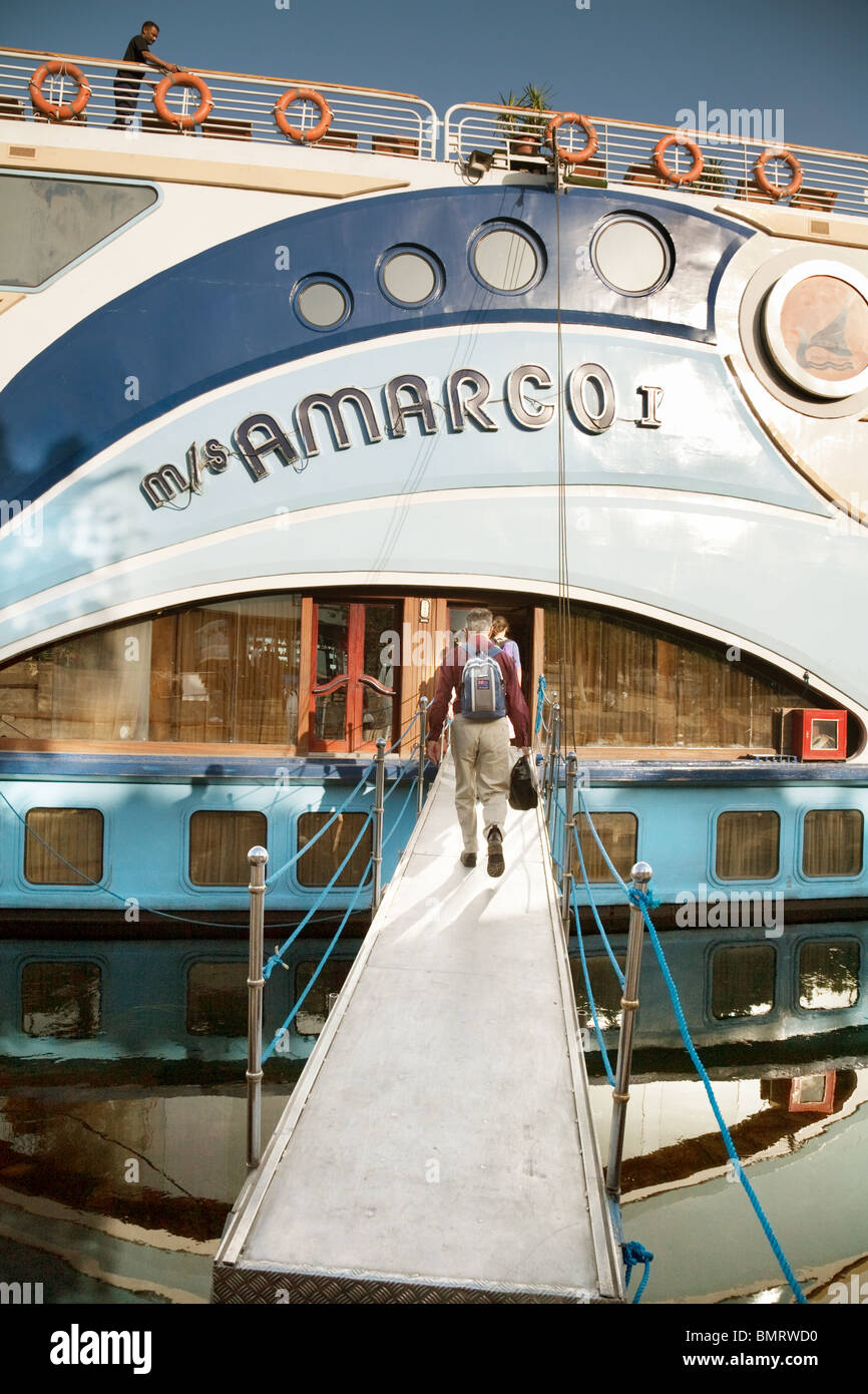 I turisti di salire a bordo di una barca per una crociera sul Nilo, Luxor, Egitto Foto Stock