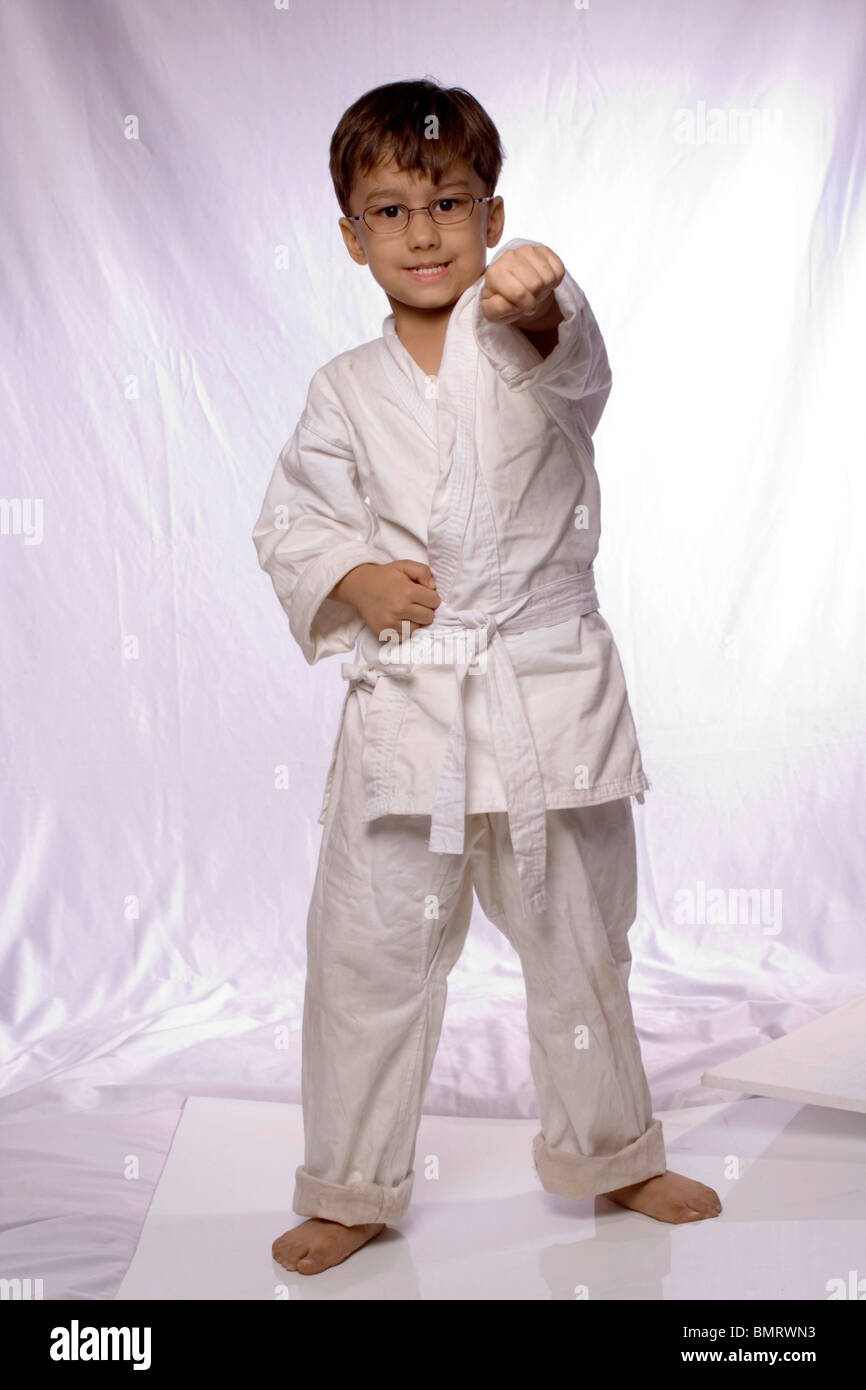 Bambino vestito come il karate player ; ragazzo indossa uniformi e non eseguire alcuna MR Foto Stock