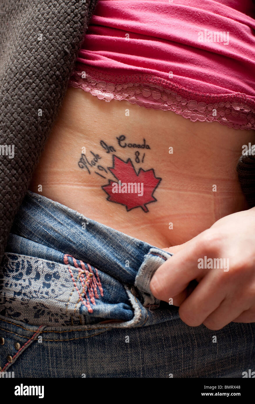 Un tatuaggio sexy nell'inguine di una donna Foto stock - Alamy