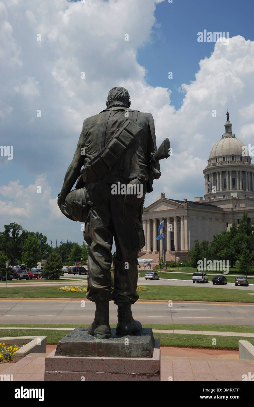 Il Memoriale dei Veterani e lo State Capitol Building, Oklahoma City, Oklahoma, Stati Uniti d'America. Foto Stock
