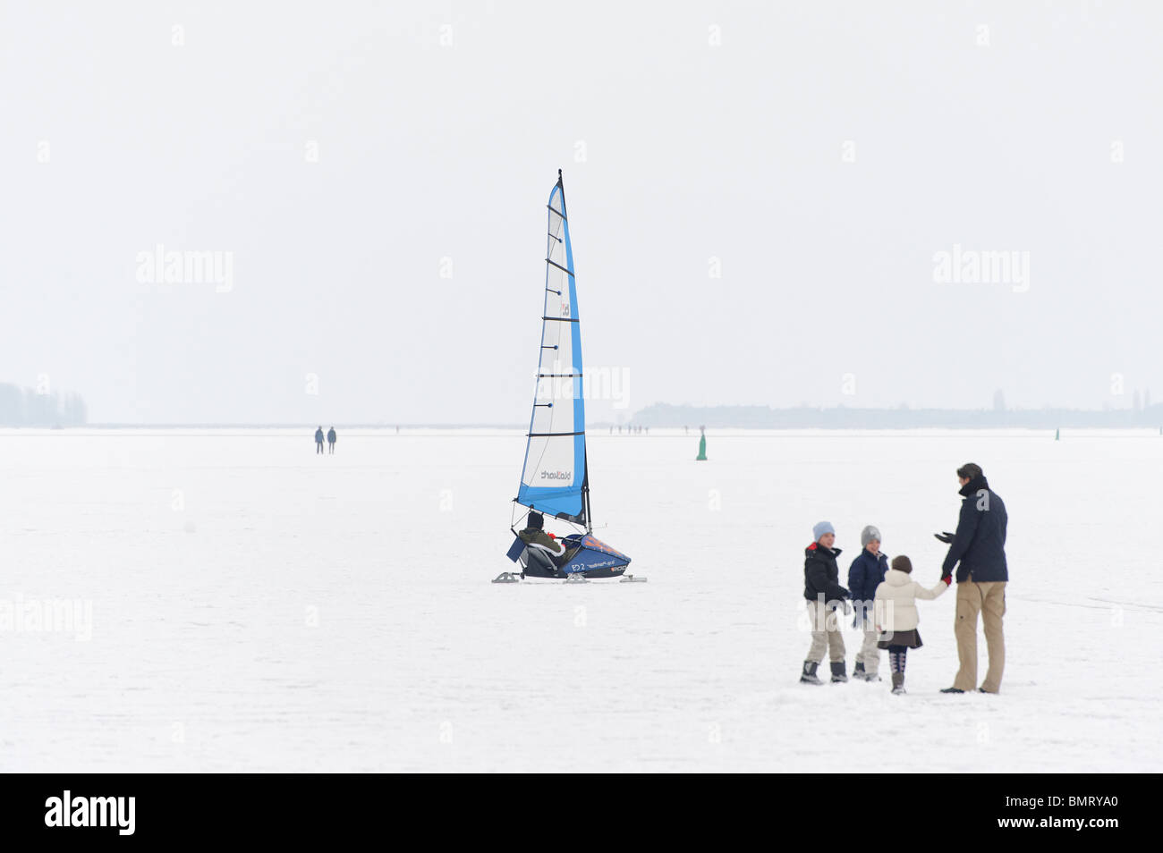 Dutch Winter, pattinaggio su ghiaccio e wind surf e un lago ghiacciato in Amsterdam, Paesi Bassi Foto Stock