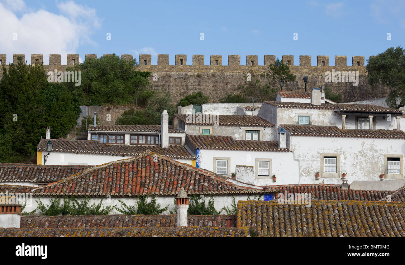 Borgo medievale entro il castello fortificato di pareti Foto Stock