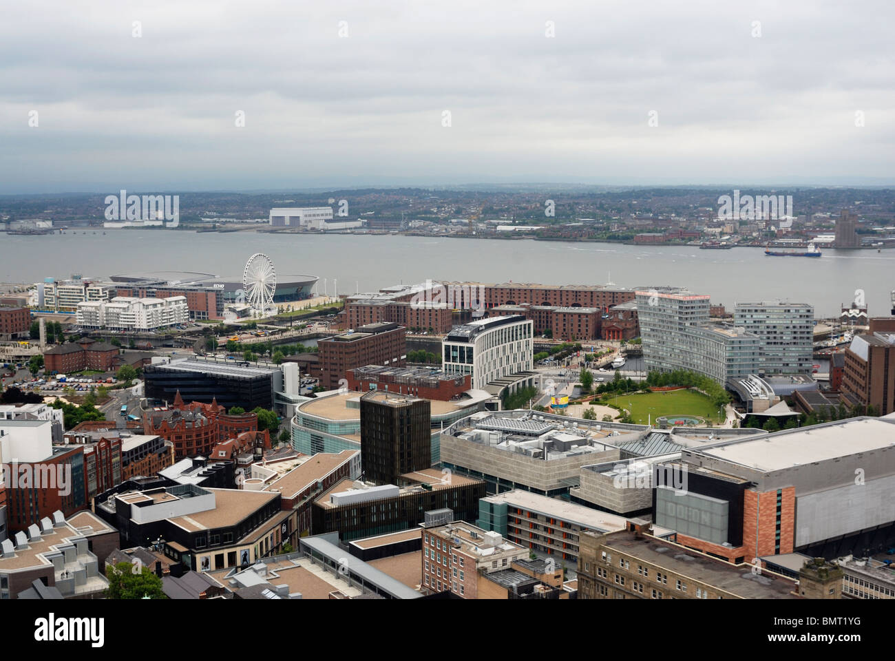 Tetto a vista su Liverpool One e sul fiume Mersey. Foto Stock