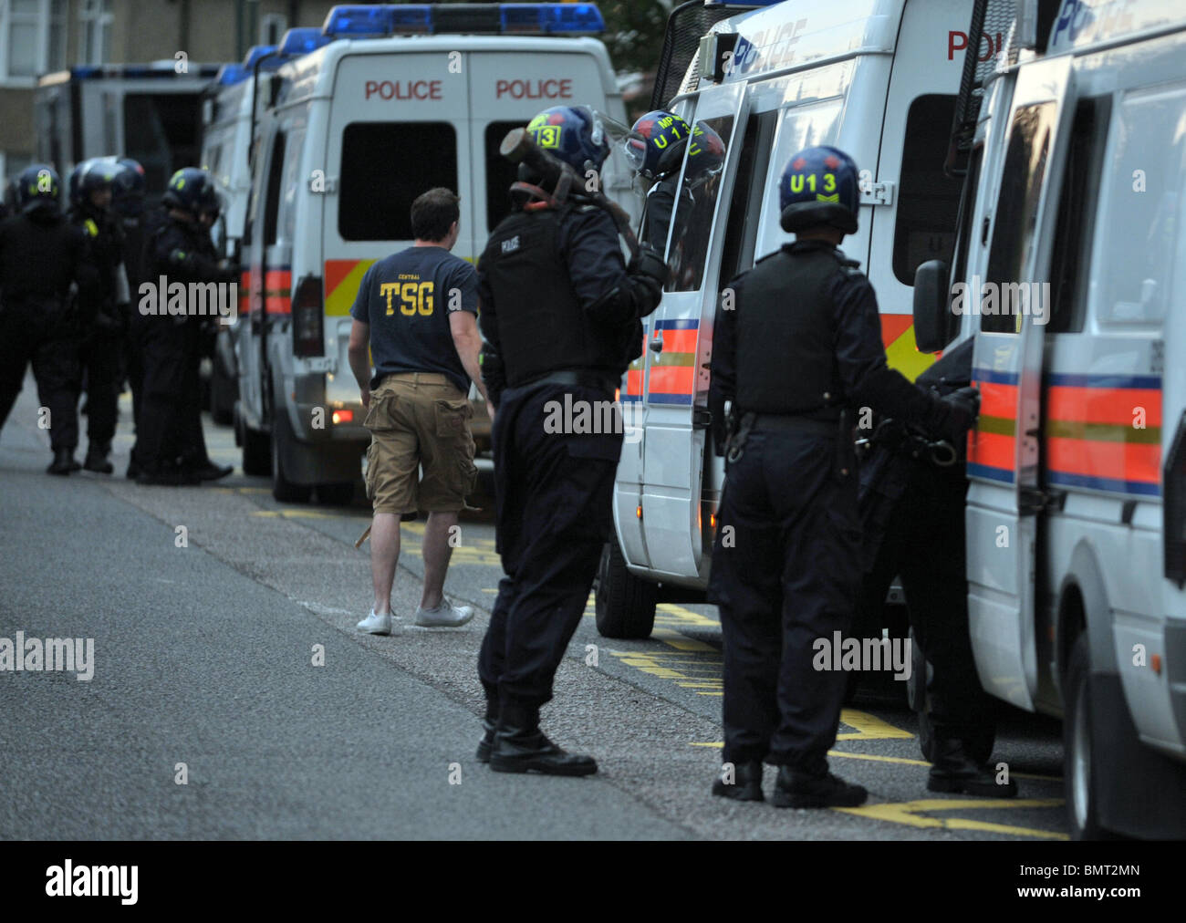 La polizia in un raid nel nord ovest di Londra Foto Stock