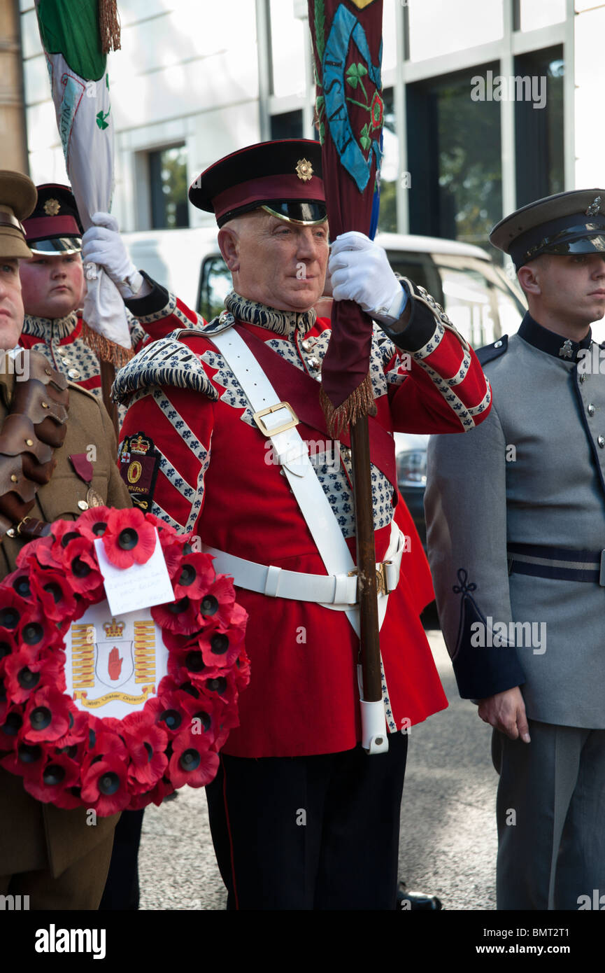 L'uomo detiene ghirlanda di Ulster volontari al Apprentice Boys di Derry Signore Carson Memorial Marzo Foto Stock