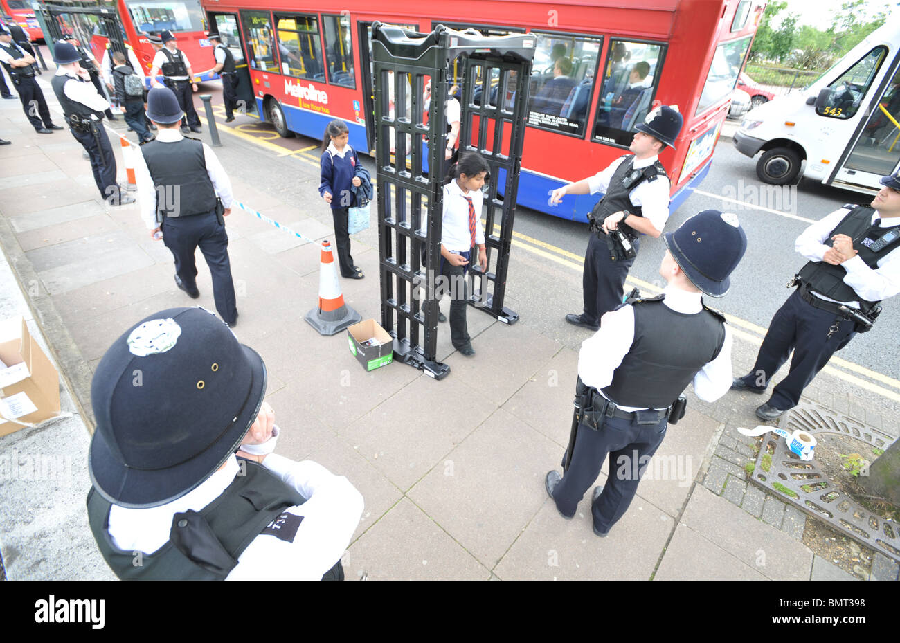 Eseguire la polizia arresta e ricerca su un autobus nel nord ovest di Londra Foto Stock